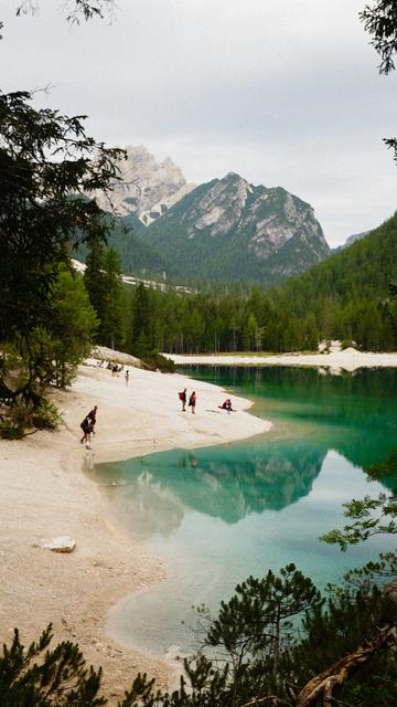 Lago di Braies i Dolomiterna, berg, sjö och skog