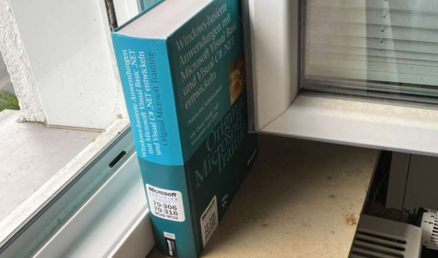Bild zeigt ein Microsoft Press Buch als "Fensterstopper" damit das Fenster geöffnet bleibt.