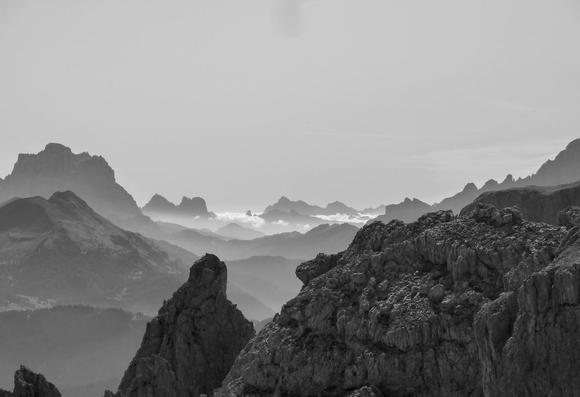 Blick über Hochgebirgszüge mit Wolken