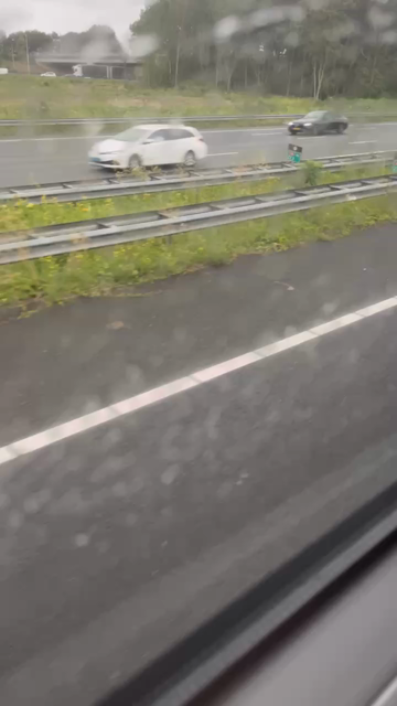 Regen vanuit de bus op de snelweg