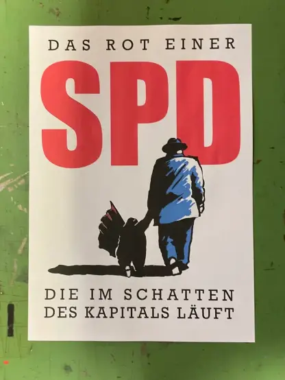 Skizze eines Plakates, in welchem ein kleiner Mann mit einer schwarzen Fahne an der Hand im Schatten eines großen Mannes im Anzug läuft. Text: Das Rot einer SPD die im Schatten des Kapitals läuft.