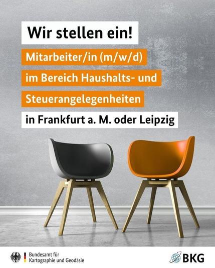 Stellenanzeige des BKG: Gesucht wird eine Mitarbeiterin, einen Mitarbeiter (m/w/d) im Bereich Haushalts- und Steuerangelegenheiten für den Standort Frankfurt am Main oder Leipzig. Das Motiv zeigt zwei leere Stühle, einen schwarzen und einen orangefarbenen, vor einer grauen Wand. Unten sind die Logos des Bundesamts für Kartographie und Geodäsie sowie des BKG zu sehen.