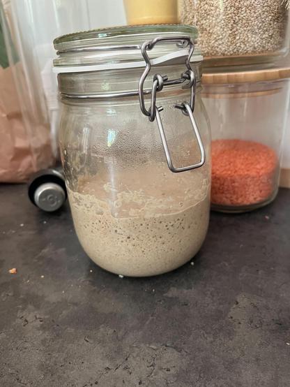 Pot en verre avec du levain qui fait des petites bulles