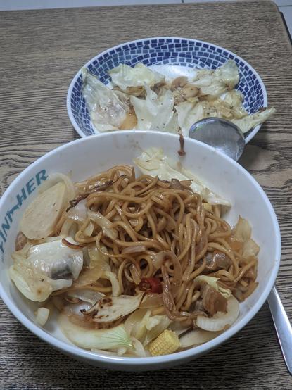 日式概念台式炒麵跟炒剩下的高麗菜