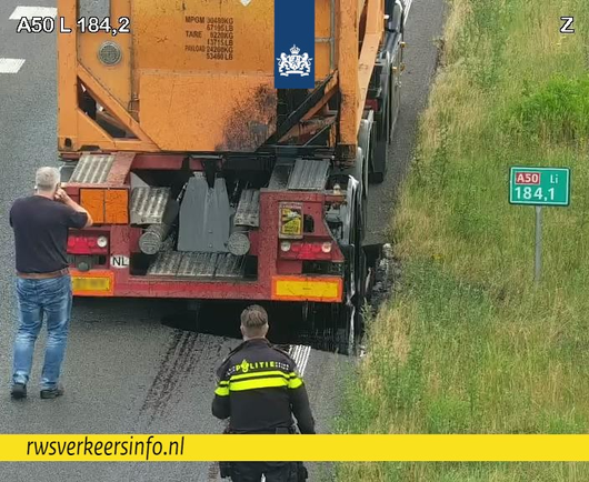 Een vrachtwagen op de A50 tussen Apeldoorn en Arnhem lekt een zwarte vloeistof in de berm bij afrit Arnhem Centrum
