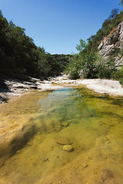 une grande flaque d’eau sur l’argensol, une rivière de l’héraulkt ou du gard je sais plus, sur sol calcaire bordé de garrigue