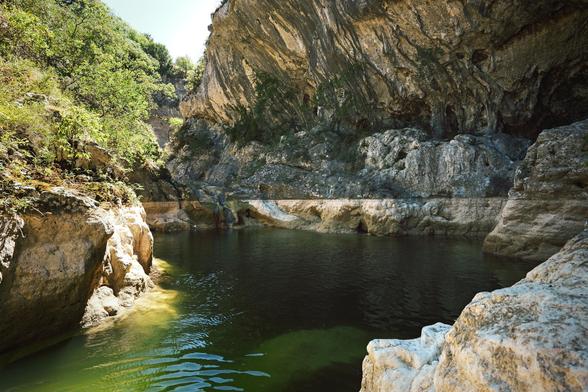 une grande piscine naturelle creusée par le temps et l’eau dans la roche offrant un petit lieu frais et paradisiaque pour se baigner et se rafgraichir