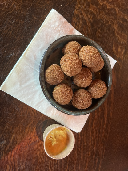 Bakje met bitterballen