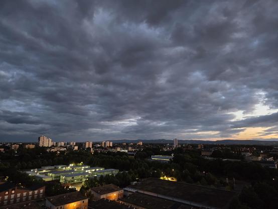 Abendhimmel über Frankenthal. Dunkle Wolken, paar helle Container und der Rest liegt im Dunkeln.