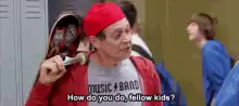 Vieux mec déguisé en ado avec un skate dans un couloir de lycée :
 how do you do fellow kids