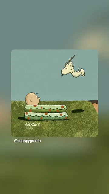Charlie Brown liegt in einem grünen aufblasbaren Planschbecken mit roten Punkten, das auf einer Wiese steht. Snoopy kommt mit fliegenden Ohren angeflogen - man hört förmlich schon den Platscher, wenn er im Wasser bei Charlie landet
