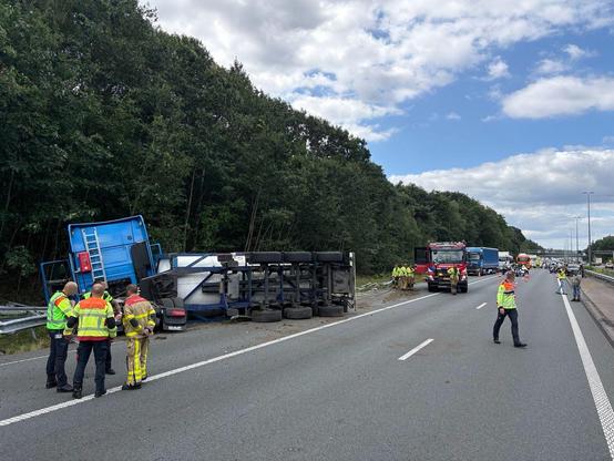 Vrachtwagen gekanteld. Mensen op de weg.