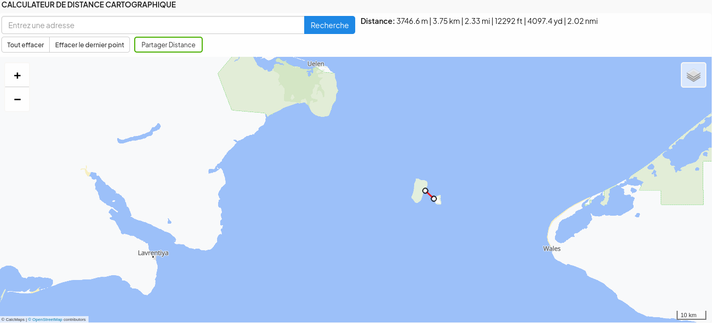 Tracé de la distance minimale entre les deux îles Diomède, situées au milieu du détroit de Behring, dont la plus grande à l'ouest fait partie de la Russie et la plus petite à l'est est états-unienne.