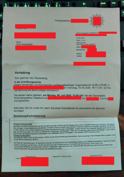 Foto: Vorladung meiner Person durch den Staatsschutz wegen Verwendung verfassungswidriger Kennzeichen für den 06.07.2026. Die Polizeiwache, personenbezogene Daten und meine Adresse habe ich geschwärzt, nur mein eigener Name ist zu sehen.