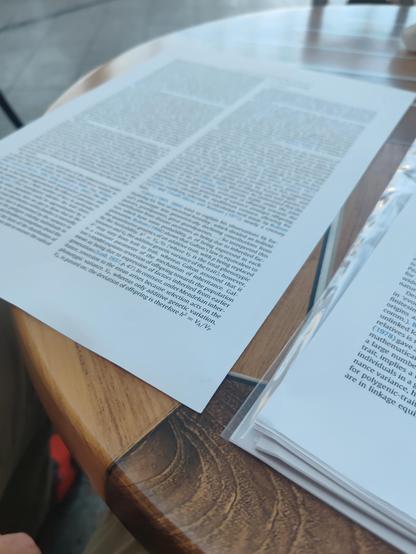 Une publi sur une table