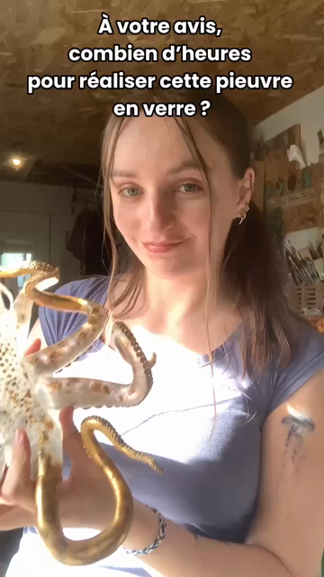 Video  de 1 mn ou je montre comment je réalise une pieuvre en verre et argile epoxy avec peinture en or,  Je la sculpte puis je la moule ensuite je rajoute du verre puis 4 jours au four.  Je démoule et après je vais la tailler puis la platiner (la lisser en dessous) ensuite rajouter les tentacules à l’argile epoxy puis les ventouses et enfin la peinture pour un total de 26h05 de travail