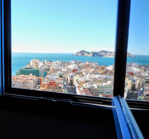 Op deze foto ziet u een beetje Benidorm vanuit het raam in de badkamer, ook de zee is te zien.Fijn weekend!