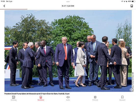 Donald Trump op de G7, alleen te midden van wereldleiders die geanimeerd contact zoeken met elkaar (maar niet met hem). Foto Haiyun Jiang/NYT/ANP