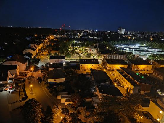 Blick von meinem Balkon Richtung Süden. Beleuchtete Straßen und Häuser.