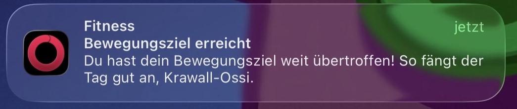 Eine Fitness-Benachrichtigung, die dem Benutzer gratuliert, dass er sein Bewegungsziel überschritten hat, mit einer unterstützenden Botschaft, um den Tag gut zu beginnen.