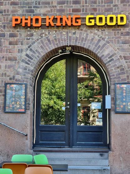 A photo of the entrance of a Vietnamese restaurant in Gothenburg. The restaurant's name is" Pho King Good".