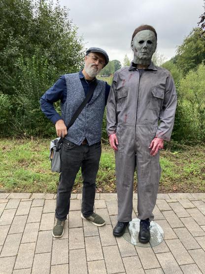 Autor mit Serienkiller aus Halloween.