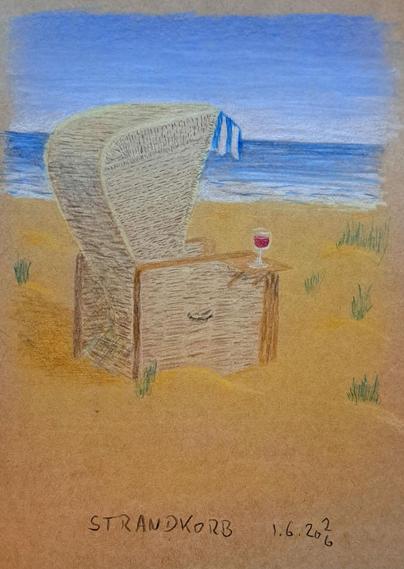 Farbstift-Zeichnung eines Strandkorbes an einem Sandstrand am Meer. Auf dem ausgeklappten Tischchen steht ein Glas Rotwein. Gezeichnet auf braunem Karton