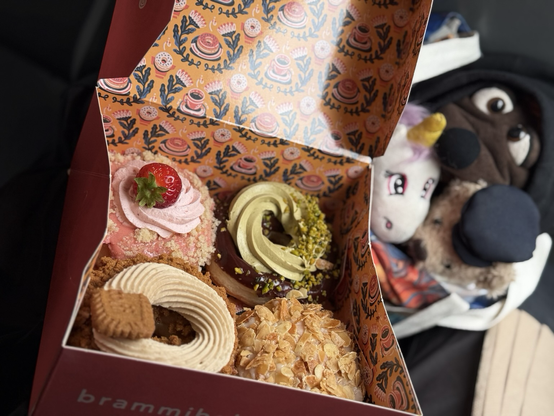 Donuts in der Box, Gaston, Elli und George im Hintergrund