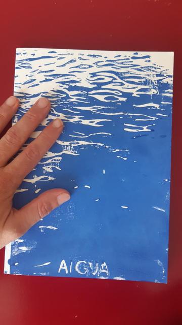 Portada del primer número de la Revista 078. Una litografía de olas azules. Obra de Joane Mannion y Pablo Rosso.
