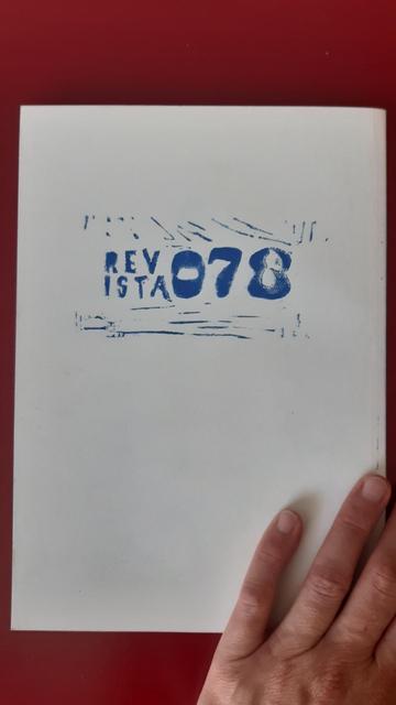 Contraportada de la revista con el logo estampado.