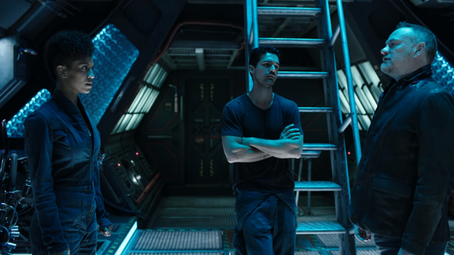 A shot from The Expanse showing Dawes  talking with Naomi and Holden on the Rocinante. From E207