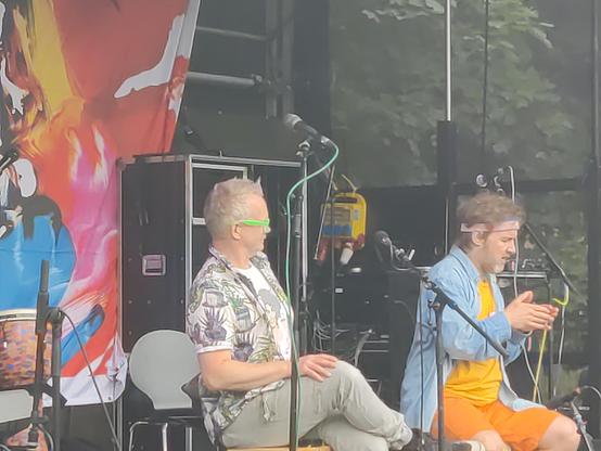Stompkunstnere i spøjst tøj