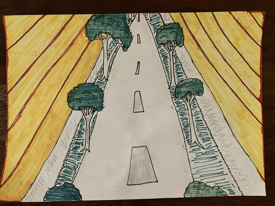 Straße von wenigen Bäumen und ausgedorrten Feldern gesäumt