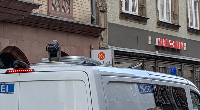 Polizeitransporter mit Rückfahrkamera und runtergeklappter Kamera auf dem Dach. Rund um diese Kamera sind LED-Strahler zu erkennen