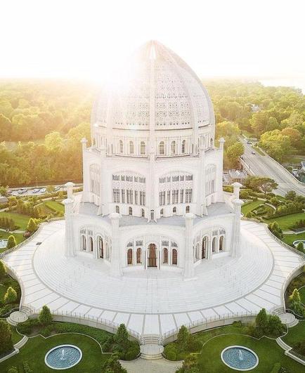@glenlittle

¡Oh Dios, Dios mío!  Te imploro con corazón palpitante y lágrimas corriendo que ayudes a quien gaste su energía en la construcción de esta Casa y en la construcción de este Edificio en el que Tu nombre se menciona cada mañana y cada víspera.

'Abdu'l-Bahá - El Centro de la Alianza