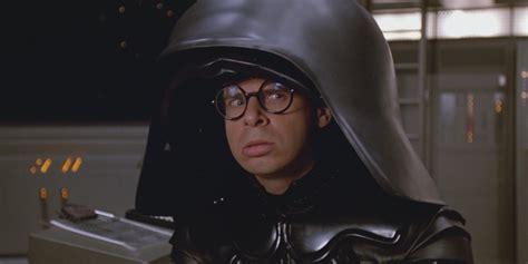Bild aus dem Film Spaceballs, auf dem Lord Helmchen mit einem übergroßen Helm zu sehen ist.