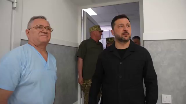 Відвідав в Одесі наших воїнів, які проходять лікування та реабілітацію після поранень. Поспілкувався із захисниками, які воювали на Херсонщині, Миколаївщині, Дніпровщині, захищали Кінбурнську косу та порт Одеси. Відзначив їх державними нагородами. Дякую кожному за службу та захист України.

Також говорив з медиками, які рятують життя наших військових. Вони проводять складні операції, надавали хірургічну допомогу в умовах бойових дій, евакуйовували поранених і робили все можливе, щоб зберегти життя наших людей. Подякував їм за цю надзвичайно важливу роботу та відзначив державними нагородами.

Дякую всім, хто захищає Україну, і кожному й кожній, хто бореться за життя наших воїнів.