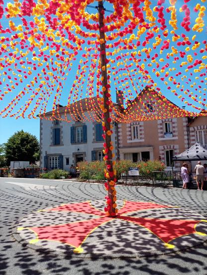 Celebration of the Occitan culture, Félibrée, showing a pole with floral decorations in Abjat-sur-Bandiat.

https://felibreeabjat2026.fr/