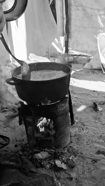 Avec une « marmite de riz » sur le feu de bois, nous écrivons un poème de résilience sans fin. Au milieu de la perte d'abri et de la chaleur de l'été, ce feu est devenu un compagnon qui partage notre défi et préserve la dignité de vivre dans une réalité remplie de patience et d'attachement à la vie, malgré tout