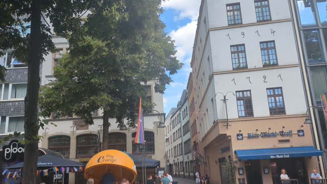Video, aufgenommen am Alter Markt Köln mit Blick auf Häuser. Auf den Lautsprechern läuft eine Testdurchsage
