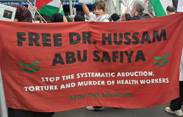 "Stop the systematic abduction, torture and murder of health works" says a red banner, held by demonstrators with flags of Palestine. It's headline: "Free Dr. Husssam Abu Sabya"
Foto @alma_blackberry