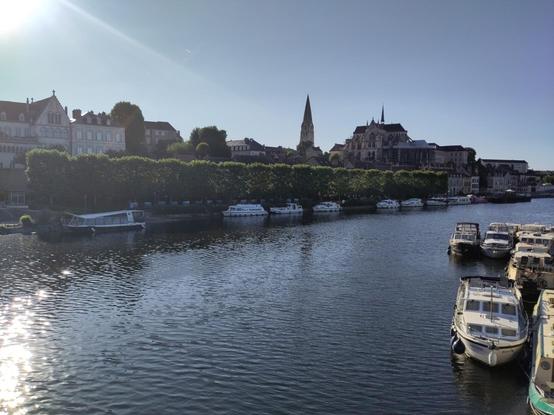 Der Fluss Yonne in Richtung Norden, fotografiert von der Fussgängerbrücke sus