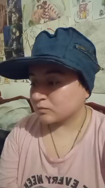 Video de mi misma poseando la gorra de jeans/mezclilla/tela de vaquero xon cremallera al costado.