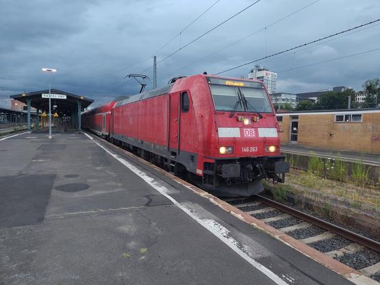 Foto: 146 mit Doppelstockzug in Kassel Hbf.