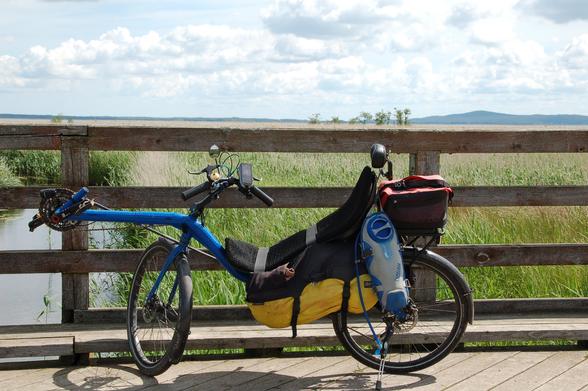 een ligfiets in Polen in de buurt van de Oostzee.
