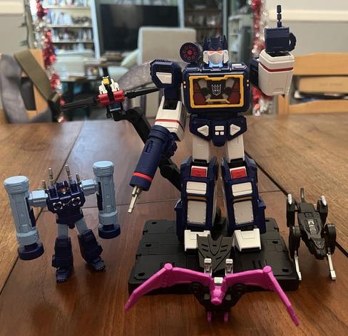 A completed articulated model kit of Soundwave from the Transformers. There are also Laserbeak, Rumble, Ratbat and Ravage robot mode cassette figures that were also part of the kit.

Soundwave is flipping you off, BTW.