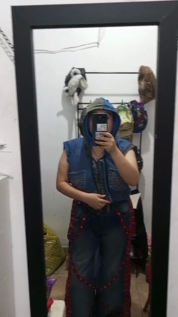 Video corto de mi misma posando frente a un espejo donde muestro como queda el resultado final de las prendas confeccionadas, en este caso:

Una campera corta de jeans reciclados sin mangas, con capucha bicolor (azul y verde) y bolsillos frontales en el pecho. 


Vaquero/jean/pantalón de mezclilla estilo baggy con detalles en rojo.