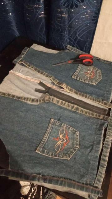 Proceso de la producción de la campera. Se presenta las piezas de tela recortadas aun sin unir.