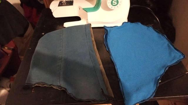 Ambas caras presentes de la capucha de la campera. Se presenta el exterior (mezclilla azul) y el interior (tela sintetica cok textura)