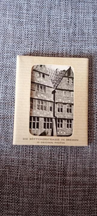 Ca. 10 x 5 cm großer Umschlag "Die Böttcherstraße in Bremen. Innen ein Ausschnitt freigelassen, so dass man eins der innen drin befindlichen Kärtchen sieht